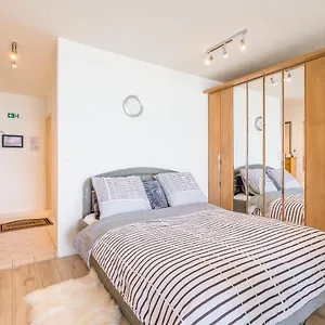 Luxueuze Vakantiestudio Met Zeezicht En Terras In Appartement